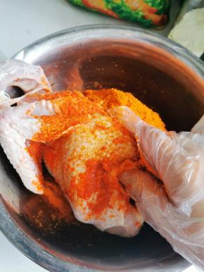 带上一次性手套给鸡来个全身按摩