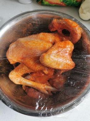 放入大盆中盖上保鲜膜放冰箱冷藏2小时以上，不着急吃的话过夜最佳