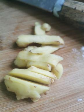 生姜洗干净切片