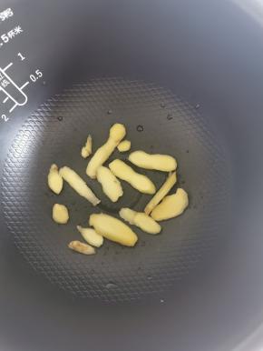 生姜片平铺电饭煲胆内