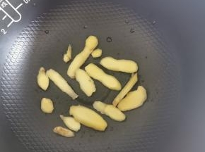 生姜片平铺电饭煲胆内