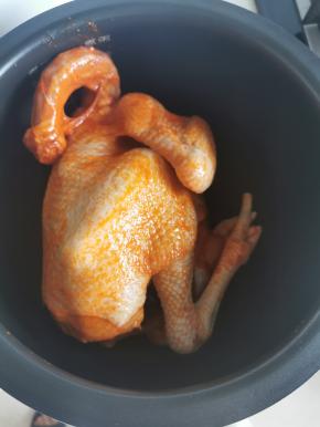 鸡放入生姜片上面