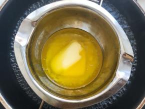 黄油隔水加热至黄油全部融化