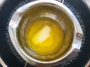 黄油隔水加热至黄油全部融化