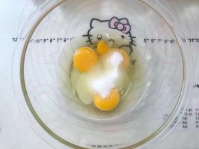 鸡蛋加砂糖搅拌均匀