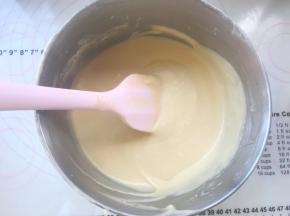 先取一小部分打发好的全蛋液跟面糊搅拌均匀，预热烤箱160度，之后加入剩下的继续搅拌均匀