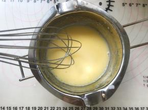 趁热加牛奶并搅拌均匀，表层没有油点颗粒即可，之后将液体倒在容器内