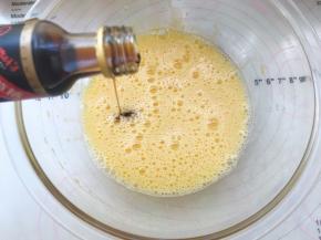 打蛋器打发至砂糖融化，看不到砂糖颗粒时加香草精