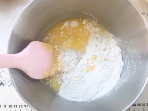 过筛低筋面粉跟小苏打，将面粉跟液体搅拌均匀