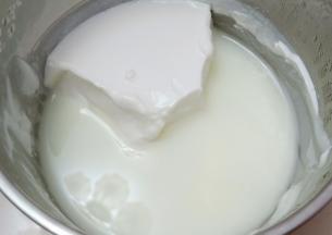 乳清是自制酸奶中析出的淡黄色液体，富含蛋白质、维生素、乳酸菌等，营养成份很高，千万不要倒掉哦，用来做包子馒头特别好。