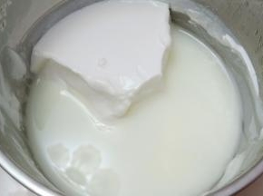 乳清是自制酸奶中析出的淡黄色液体，富含蛋白质、维生素、乳酸菌等，营养成份很高，千万不要倒掉哦，用来做包子馒头特别好。