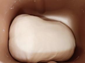 放至面包机内常温发酵，两倍大，约50分钟左右。
imix程序2分钟排气。