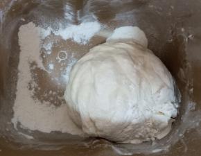 呛面：加入20克中筋面粉，启动生面团程序，揉光滑后，再加入20克中筋面粉，再重复一次生面团程序。