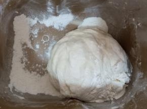呛面：加入20克中筋面粉，启动生面团程序，揉光滑后，再加入20克中筋面粉，再重复一次生面团程序。