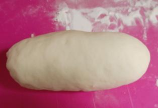 揉好的面团取出，案板上洒少许干粉防粘。