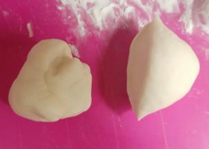 面团分成50克一个。