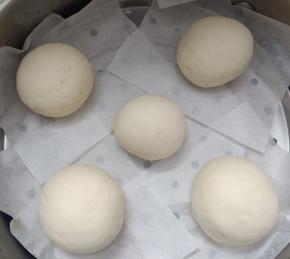 滚圆，收口朝下，放入有温水的蒸锅。