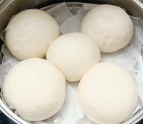 蒸好后不要立刻开盖，闷五分钟再打开，防止表面回缩。