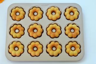 将模具放到烤箱内烘烤25分钟，表面微微上色即可，烘烤后取出模具，降温后轻拿花朵