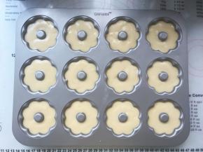 裱花袋剪个小口，将面糊挤在学厨花朵12连模内，8分满即可