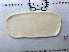 取一份松弛好的面团，用擀面杖擀成长方形