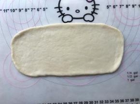 取一份松弛好的面团，用擀面杖擀成长方形