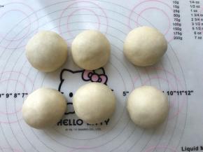 每一分面团揉光滑，盖保鲜膜松弛15分钟