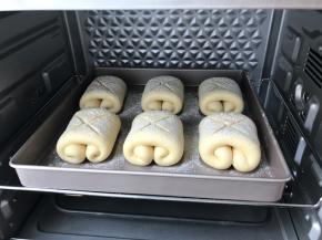 之后将烤盘放烤箱内烘烤20分钟，面包微微上色即可，松软甜香的牛奶面包卷就做好啦