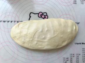 将面团取出，按压排出气泡