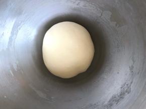 将面团揉光滑，盖保鲜膜室温发酵至两倍大