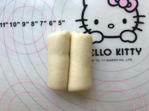 将两侧面团轻轻像中间卷起，卷的时候尽量同步，让两份卷起的面团厚度相同