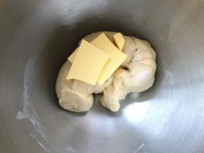 加黄油跟盐，继续揉面
