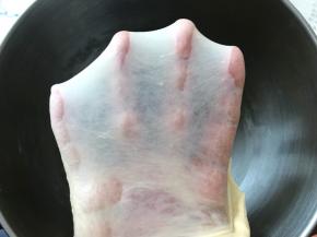 揉好的面团切下一小块可以撑出有弹