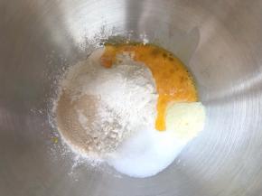 厨师机内加入高粉、奶粉、炼乳、酵母、砂糖跟全蛋液