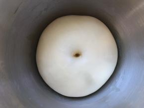 发酵好的面团手指沾干粉按下去有个圆圆的洞，轻微回弹即可