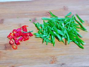 双椒洗干净，青椒切丝，红椒切段。