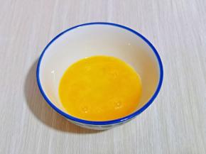 鸡蛋磕入碗中。