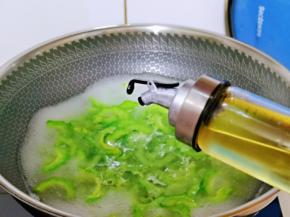 滴入几滴食用油，大火煮30秒捞出过冷水。