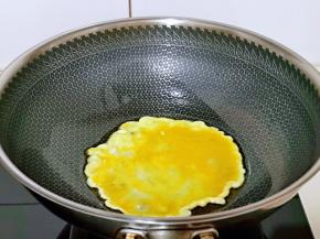 起油锅，倒入蛋液，小火煎至表面蛋液凝固。(建议使用不粘锅)