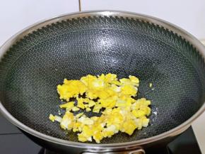 待蛋液表面凝固后用铲子将鸡蛋铲碎，盛出备用。