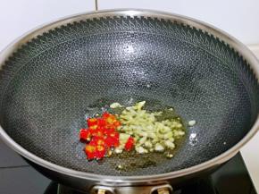 另起油锅，加入切好的蒜与红辣椒煸炒。