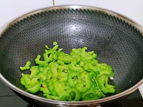炒出香味后，倒入焯水的苦瓜。