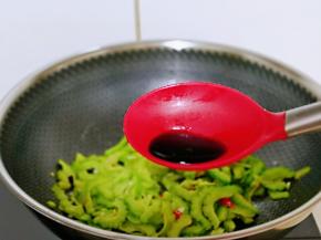 再加入一小勺生抽提鲜，快速翻炒均匀。(不喜欢可以不放)