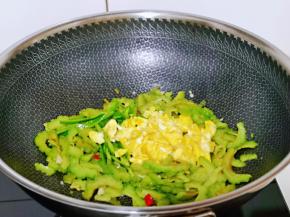 再加入铲碎的鸡蛋，青椒丝，快速翻炒关火出锅。