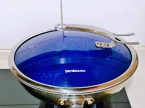 锅中加入水大火烧开。