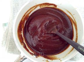 好的红枣倒入料理机中，把它打成细腻的枣泥。如果枣泥较湿，可以倒回奶锅翻炒一下。