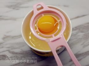 蛋黄蛋白分开，可借助分蛋器，蛋白放到无水无油干净的打蛋盆中。