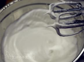 往蛋白中分3次加入细砂糖，打至干性发泡。（首先，用打蛋器低速将蛋白搅打至起鱼眼泡，加入1/3的细砂糖。接着，继续用电动打蛋器高速搅打，至蛋白体积膨胀1倍，再加入1/3的细砂糖。然后，继续用电动打蛋器中速搅打，稍微出现纹路，加入剩余的1/3的细砂糖。最后低速搅打，直至明显感到阻力，提起打蛋器时尖端是短而小的尖峰即可。）