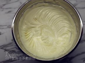 加入蛋黄，用电动打蛋器一档速度，将蛋黄蛋白搅打均匀，直到打蛋器划过之后能留下痕迹。