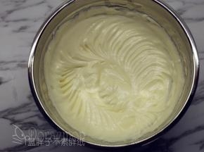 加入蛋黄，用电动打蛋器一档速度，将蛋黄蛋白搅打均匀，直到打蛋器划过之后能留下痕迹。